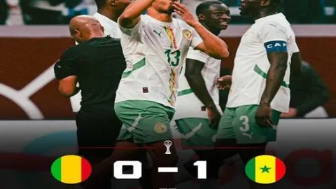 篮球盛宴：库里畅谈艺术感悟，防守魅力与领袖风采耀眼夺目